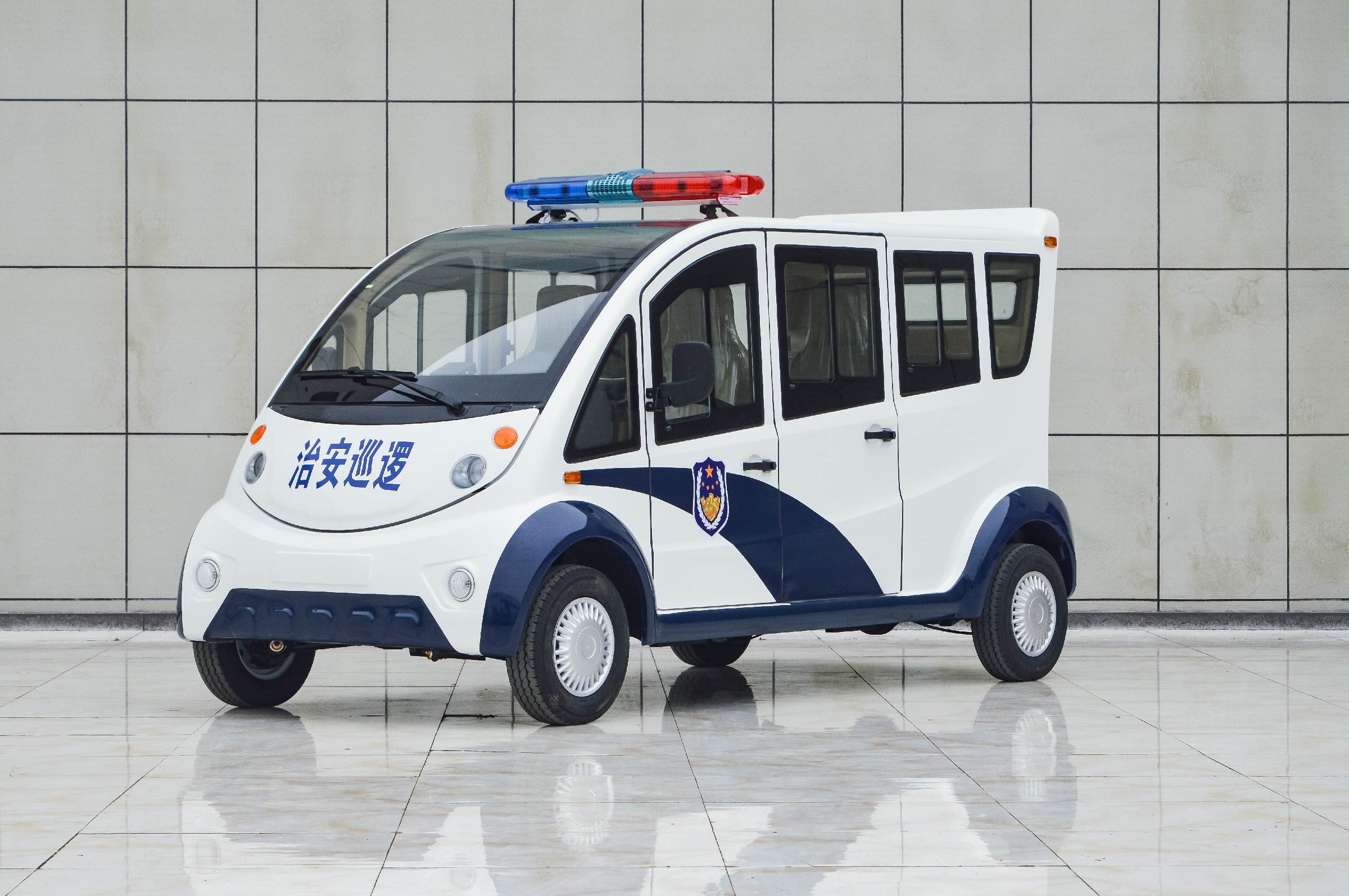 8座封闭巡逻车